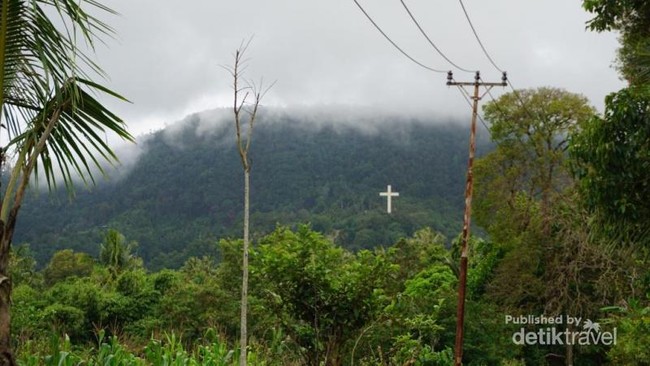 Simbol Toleransi, Ada 5 Rumah Ibadah di Bukit Ini
