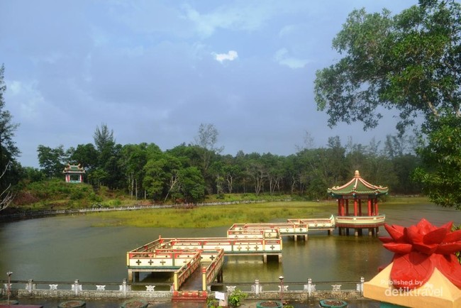 Simsalabim! Danau Tambang Timah Disulap Jadi Kelenteng