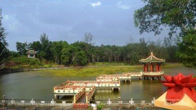 Simsalabim! Danau Tambang Timah Disulap Jadi Kelenteng