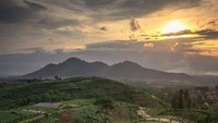 Area camping ground yang langsung menghadap Gunung Merapi dan Merbabu (foto : Abi Bagas)