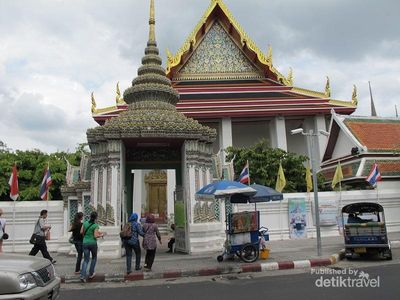 Sleeping Buddha Raksasa dan Pijat ala Thailand di Kuil Wat Po