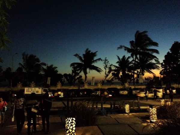 jalan jalan malam hari Pantai Kuta