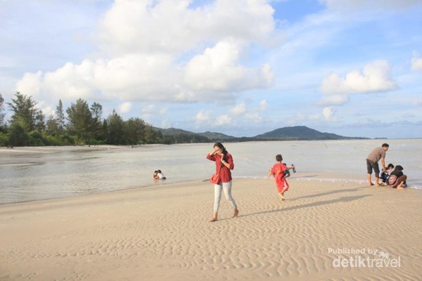 Sore-sore Begini Enaknya ke Pantai Takari