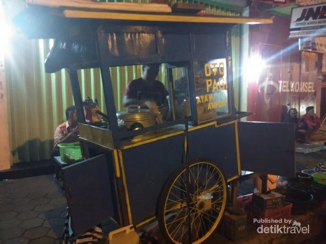 Soto Dini Hari di Salatiga, Bukanya Tengah Malam