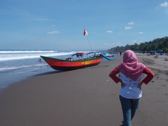 Sst... Ada Rusa Berkeliaran di Pantai Pangandaran