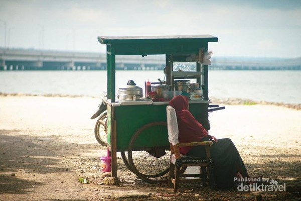 Pantai ini terletak disekitar Jembatan Suramadu , sisi surabaya. Pantai yang sebenarnya cukup bagus buat selfie atau prewedding sekalipun, karena background yg cukup indah. Pantai ini terletak disekitar Jembatan Suramadu , sisi surabaya. Pantai yang sebenarnya cukup bagus buat selfie atau prewedding sekalipun, karena background yg cukup indah.