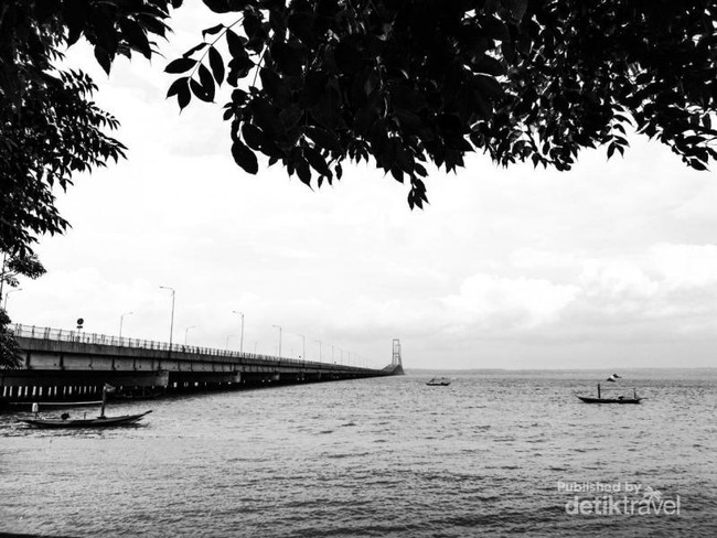 Sudah Tahu? Ada Pantai Tersembunyi Dekat Jembatan Suramadu