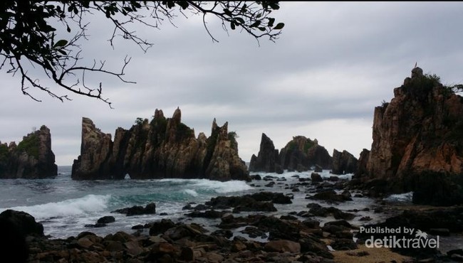 Sudah Tahu Pantai Gigi Hiu di Lampung?