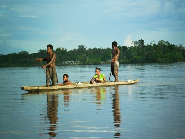 Suku Asmat dan Perahunya