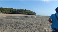 Hamparan Pasir Putih Pantai Ngiroboyo