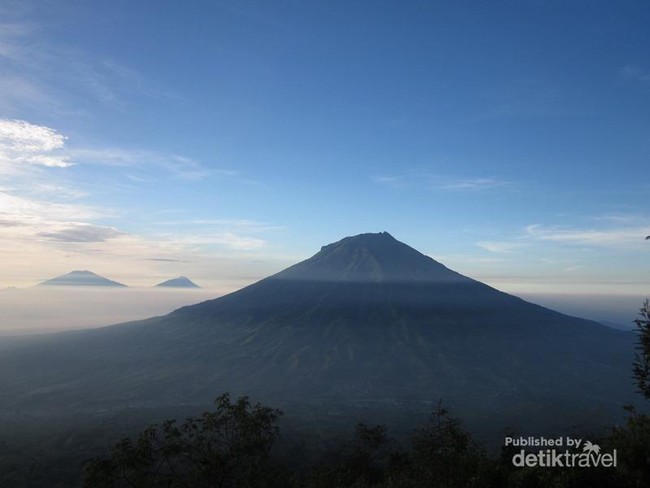 Sunrise Memukau di Gunung Sindoro, Jawa Tengah