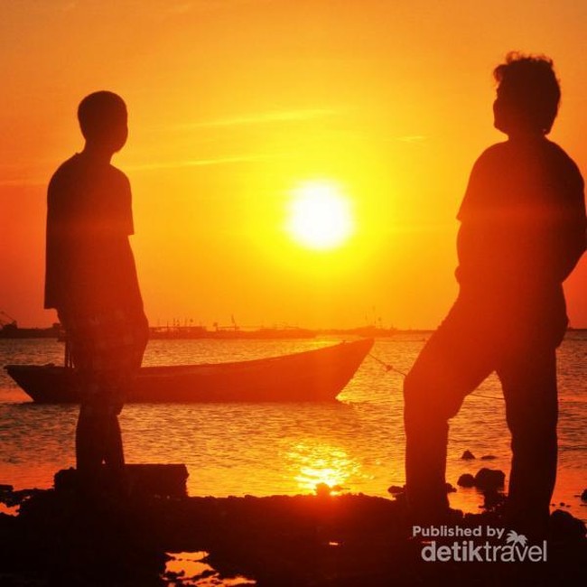 Sunset Indah di Tepi Laut Lamongan