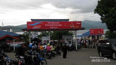 Sunset Indah Kala Menyeberang di Perairan Ambon