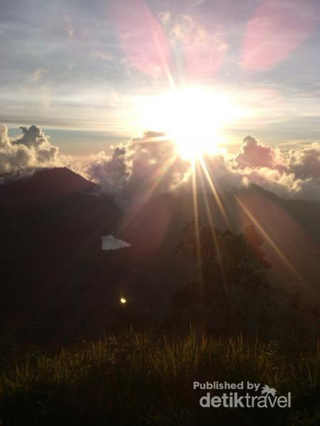 Sunset & Sunrise Menawan dari Gunung Prau, Dieng
