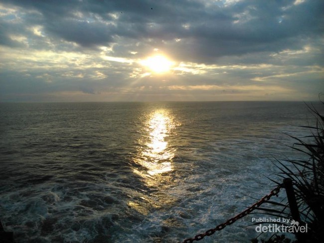 Sunset yang Indah di Tanah Lot, Bali