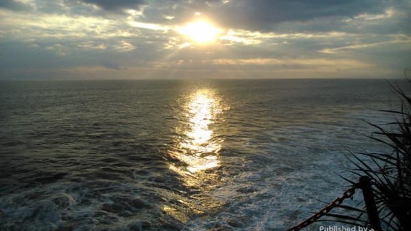 Sunset yang Indah di Tanah Lot, Bali