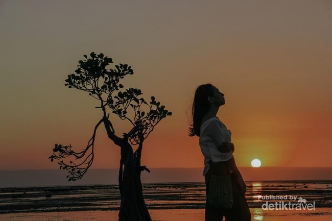 Surya Tenggelam di Pantai Walakiri