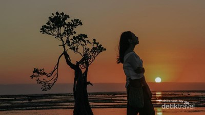 Surya Tenggelam di Pantai Walakiri