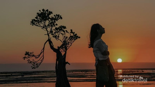 Surya Tenggelam di Pantai Walakiri