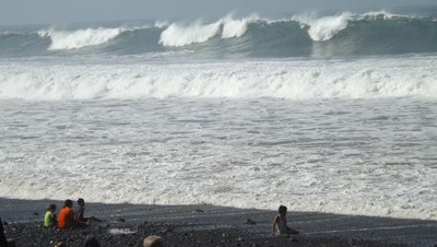 Tak Hanya Gunung Semeru, Lumajang Juga Punya Pantai yang Gahar