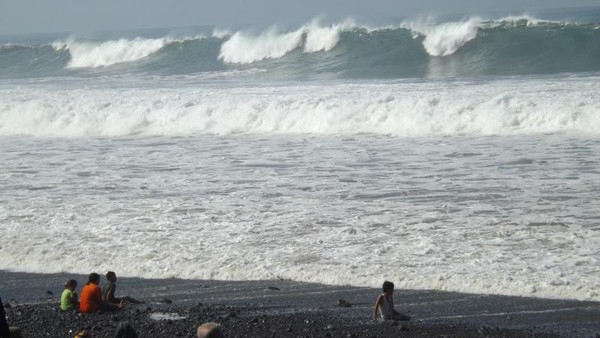 Tak Hanya Gunung Semeru, Lumajang Juga Punya Pantai yang Gahar