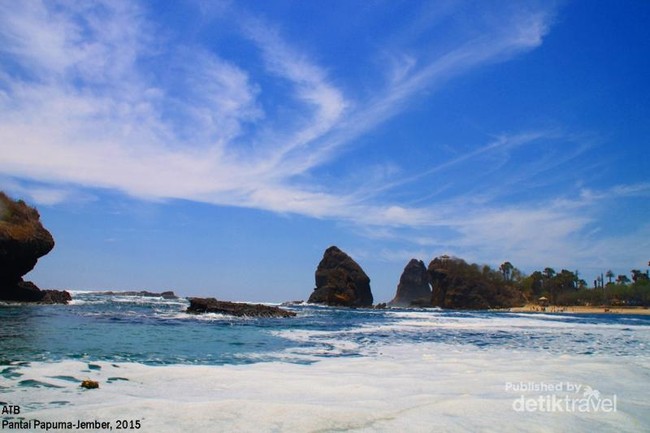 Tak Mau Pulang dari Pantai Papuma