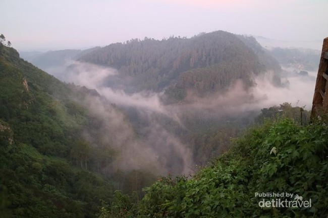 Tak Pernah Bosan ke Tebing Keraton