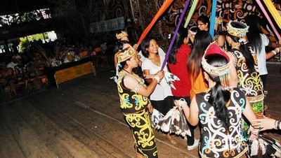Tak Terlupakan, Menari Dengan Suku Dayak di Kalimantan