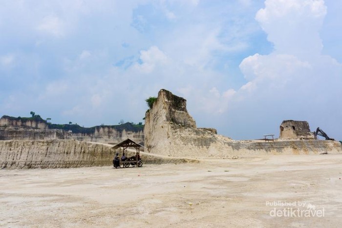 Tambang Kapur Fotogenik di Madura, Bukit Jaddih