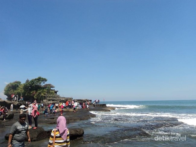 Tanah Lot, Destinasi di Bali yang Tak Pernah Sepi Traveler