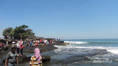Tanah Lot, Destinasi di Bali yang Tak Pernah Sepi Traveler