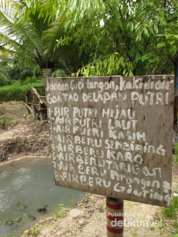 Kolam-kolam ini memiliki nama yang berbeda-beda yaitu, Air Putri Hijau, Air Putri Laut, Air Putri Kasih, Air Beru Sembiring, Air Beru Karo, Air Beru Tarigan, Air Beru Parangin-Angin dan Air Beru Ginting. Masing-masing kolam juga memiliki Kolam-kolam ini memiliki nama yang berbeda-beda yaitu, Air Putri Hijau, Air Putri Laut, Air Putri Kasih, Air Beru Sembiring, Air Beru Karo, Air Beru Tarigan, Air Beru Parangin-Angin dan Air Beru Ginting. Masing-masing kolam juga memiliki