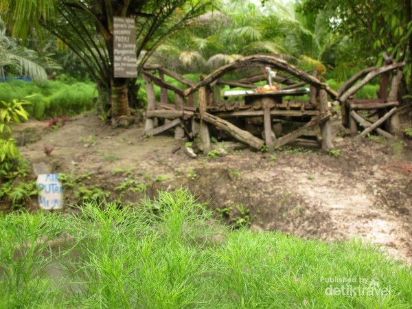 Tetapi pengunjung tidak boleh sembarang mengambil air di kolam ini, harus bersama juru kunci kolam ini dan tidak semua kolam boleh dimasuki karena kolam-kolam ini masih penuh dengan aura mistis. Di tengah kolam pun terdapat sebuah Tetapi pengunjung tidak boleh sembarang mengambil air di kolam ini, harus bersama juru kunci kolam ini dan tidak semua kolam boleh dimasuki karena kolam-kolam ini masih penuh dengan aura mistis. Di tengah kolam pun terdapat sebuah