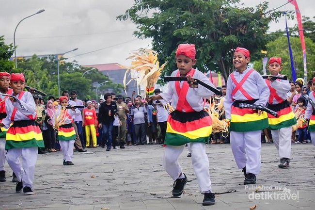 Tari-tarian Khas Maluku Pukau Laskar Gerhana di Fort Oranje