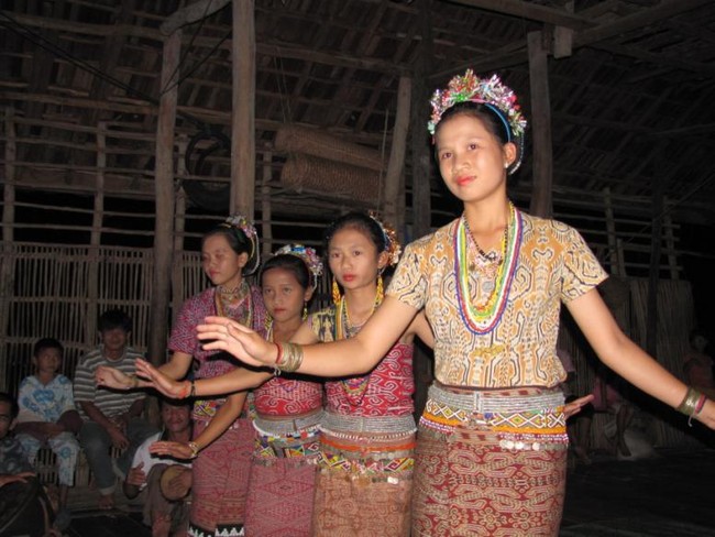 Tarian Selamat Datang di Ensaid Panjang