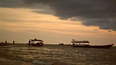 Tatkala Senja Jatuh di Pantai Cagar Alam Kumbe