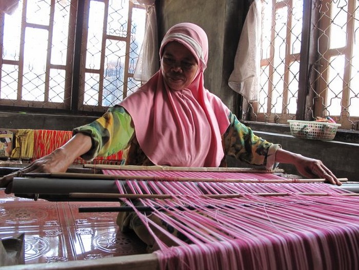 Tekun Menenun Tenun Dompu