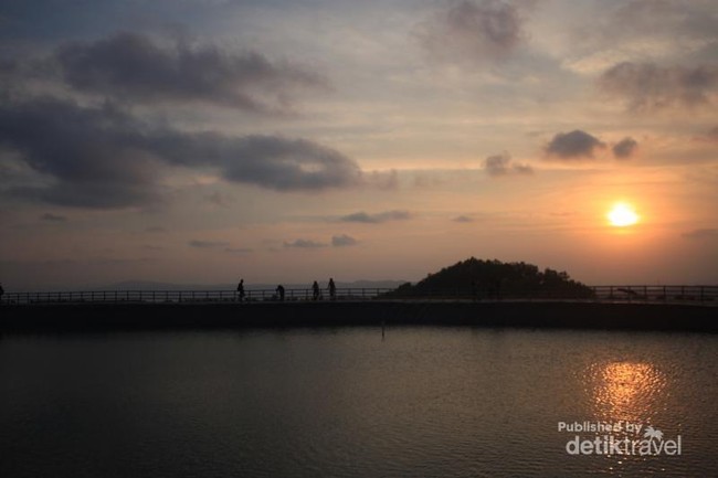 Telaga Buatan di Gunungkidul Punya Sunset Seindah Ini