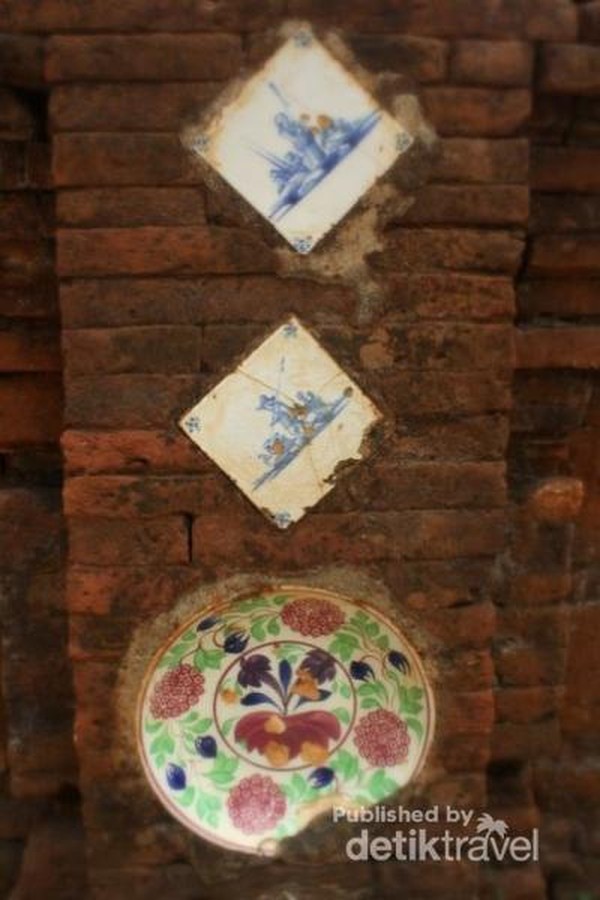 Tembok Keraton Kasepuhan Cirebon yang Berhiaskan Piring  Cantik 