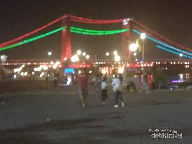 Tepi Sungai Musi Tempat Kongko Tua Muda Warga Palembang