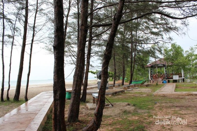 Terbuai Pantai Nyiur Melambai di Belitung Timur