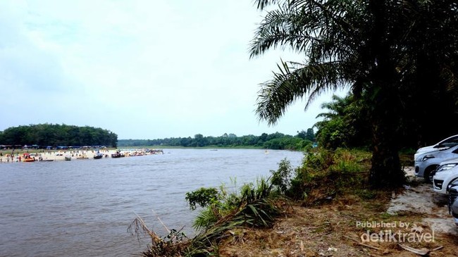 Terlihat Seperti Pantai, Ini Adalah Aliran Sungai di Riau