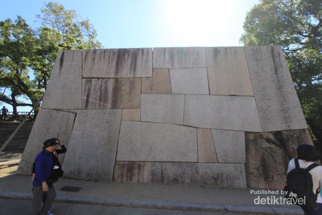 Terpesona Batu-batu Raksasa di Kastil Osaka