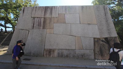 Terpesona Batu-batu Raksasa di Kastil Osaka