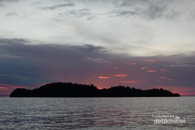 Terpesona Birunya Laut di Pulau Kadidiri, Togean