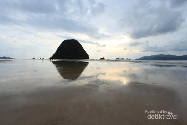Terpesona Pantai Pulau Merah