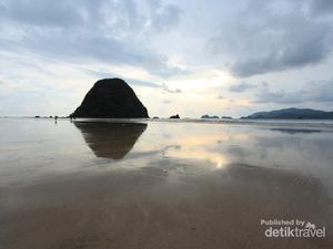 Terpesona Pantai Pulau Merah