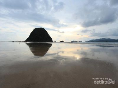 Terpesona Pantai Pulau Merah