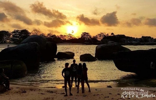 Terpesona Senja di Pantai Tanjung Tinggi, Belitung