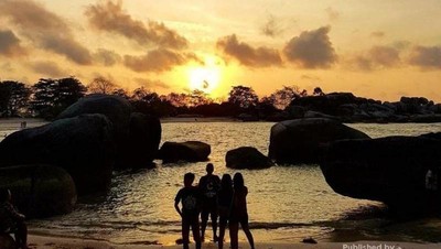 Terpesona Senja di Pantai Tanjung Tinggi, Belitung